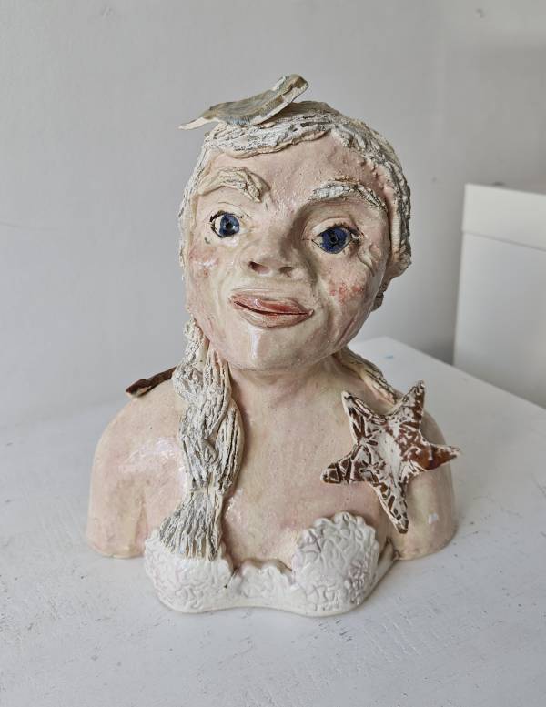 - a Ceramic by Heather Hunt, measuring 26 x 18 cm (H x W) £120